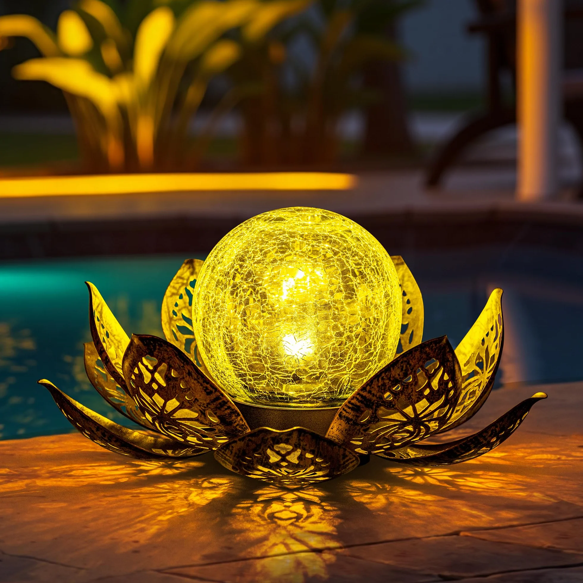 GIGALUMI Lampes solaires d'extérieur en Forme de Pétale de Lotus en métal - Lanterne en Verre Craquelé - Étanche - pour Terrasse, Pelouse, Allée, étang (Doré)